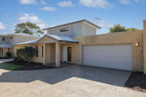 Central Town-house For Six by Ready Set Stay